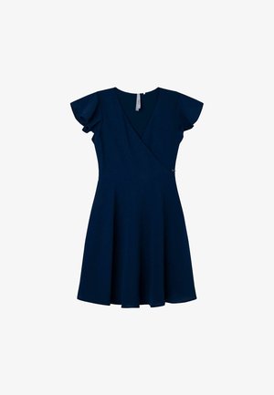 Vestido cruzado azul marino con mangas cortas con volantes, falda acampanada y textura suave. Cuenta con un detalle lateral con pin para acentuar.
