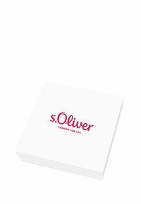 Scatola quadrata bianca con una texture liscia, caratterizzata da un logo rosso rialzato "s.Oliver" e il testo "FASHION FOR LIFE" sottostante.
