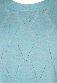 Maglione lavorato a maglia azzurro chiaro con un motivo a diamante, dettagli con lavorazione a giorno e scollatura a costine. Morbida consistenza con una finitura delicata.