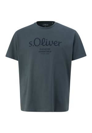 Dunkelgrauerrer Baumwoll-T-Shirt mit kurzen Ärmeln und rundem Halsausschnitt, mit einem bedruckten Logo, das "s.Oliver ELEVATED ESSENTIALS SINCE 1969" in Marineblau zeigt.