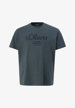 Dunkelgrauerrer Baumwoll-T-Shirt mit kurzen Ärmeln und rundem Halsausschnitt, mit einem bedruckten Logo, das "s.Oliver ELEVATED ESSENTIALS SINCE 1969" in Marineblau zeigt.