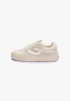 Beige lage sneaker met een getextureerde zool, vetersluiting aan de voorkant en een gebogen zijstreep, ontworpen voor casual gebruik.
