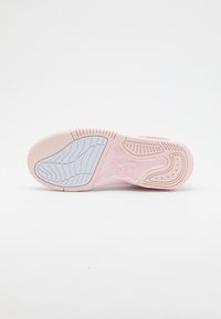 Jordan JORDAN MAX AURA 5 FUND UNISEX - Zapatillas de baloncesto - white/pink wash/violet frost