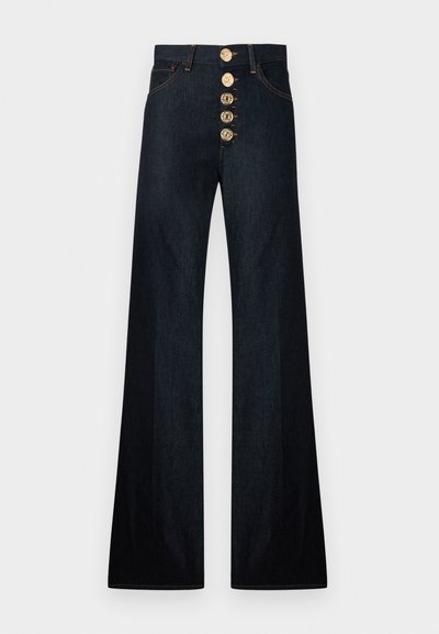Σκούρα μπλε τζιν ψηλόμεσο με φαρδιά μπατζάκια, πέντε χρυσά διακοσμητικά κουμπιά στο μπροστινό μέρος και μπροστινές τσέπες.