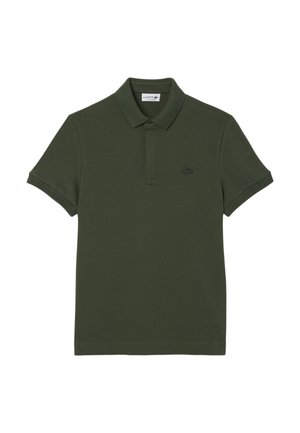 Polo shirt verde scuro in cotone. Presenta un colletto classico, maniche corte e un piccolo logo ricamato sul petto.