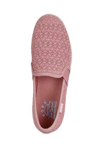 Zapato tipo slip-on en suave tela rosa con un patrón floral, forro de espuma con memoria, goma elástica para mayor comodidad y suela texturizada y ligera.