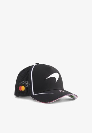 Casquette de sport noire avec un design blanc incurvé, patch logo Mastercard sur le côté et bordure motif Union Jack sur la visière incurvée.