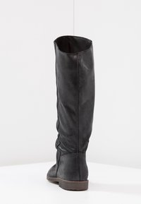 Bota de cuero negra hasta la rodilla con un diseño arrugado, textura suave, puntera redonda y un tacón bajo y apilado. Sin herrajes ni adornos visibles.