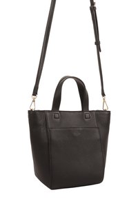 Zwarte leren tote bag met een gestructureerde afwerking, dubbele korte handvatten en een verstelbare schouderriem. Vierkante vorm met een platte basis.