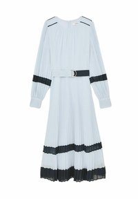 Svetlo modra plisirana obleka z dolgimi rokavi, črnimi črtami na ramenih in spodnjem robu, pas z zlatim okroglim zaponkom.