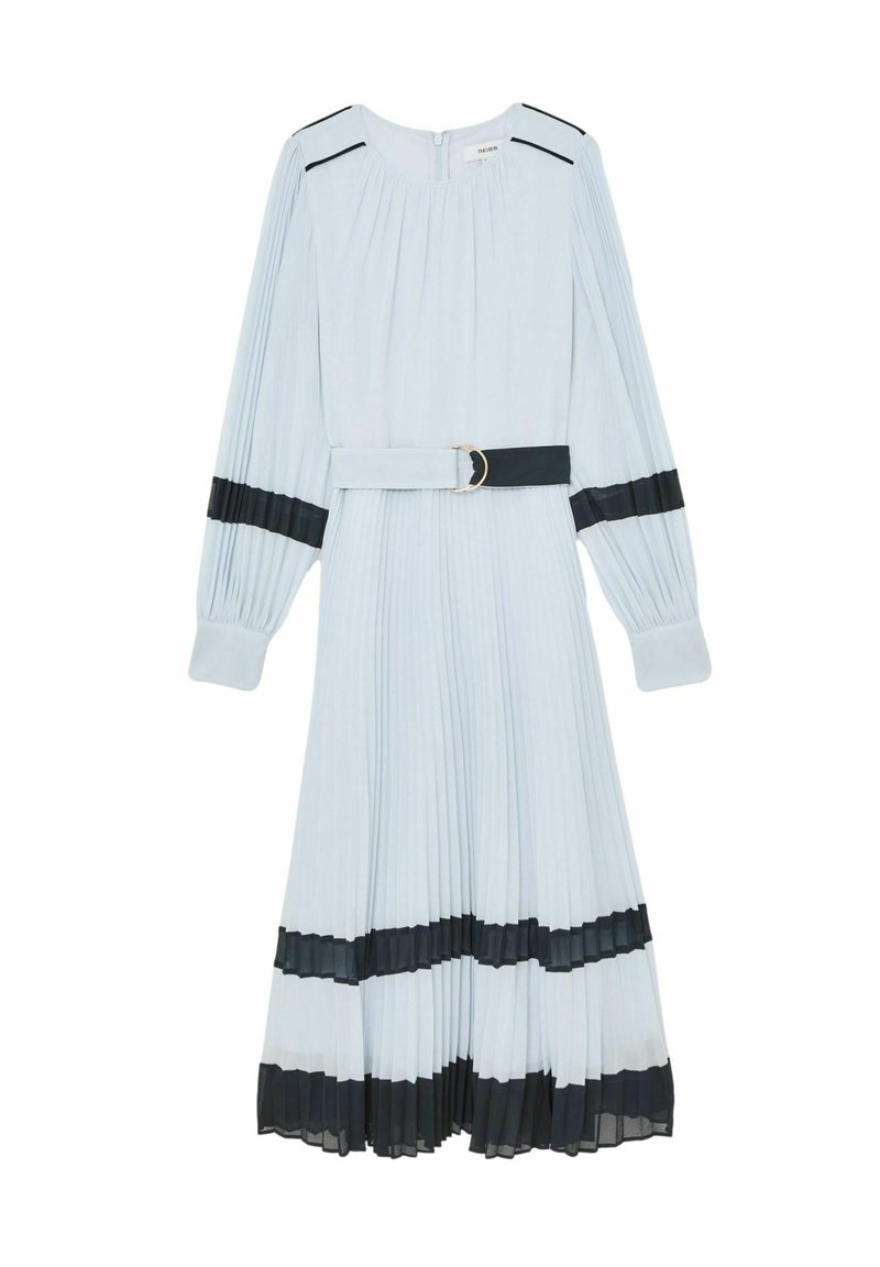 Svetlo modra plisirana obleka z dolgimi rokavi, črnimi črtami na ramenih in spodnjem robu, pas z zlatim okroglim zaponkom.