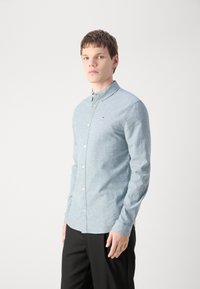 Tommy Jeans SLIM STRETCH OXFORD SHIRT - Ing - deep seawater