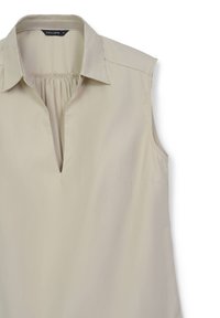 Canotta beige senza maniche con colletto, scollatura a V e dettagli arricciati. Presenta una tasca sul lato sinistro del petto e un tessuto liscio e leggero.