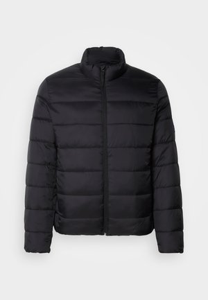 Chaqueta acolchada negra con un alto cuello, diseño acolchado, cremallera frontal completa y mangas largas. Tejido suave y brillante con un aspecto minimalista.