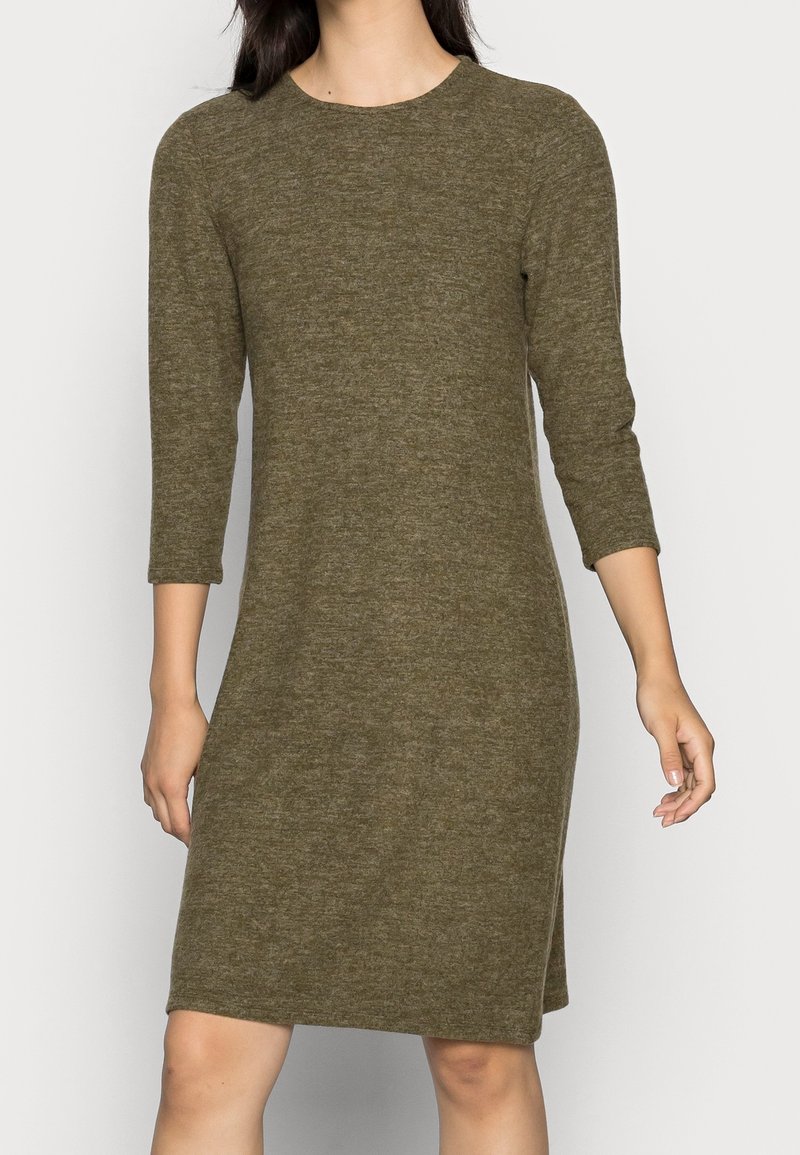 Robe tricot olive à manches trois-quarts, col rond et longueur genoux. Texture douce avec un subtil motif.