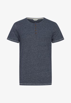 Kortærmet, marineblå t-shirt lavet af tekstureret stof, med en rund halsudskæring og tre brune knapdetaljer foran.