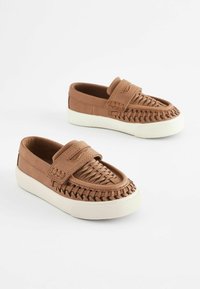 Brązowe skórzane buty typu slip-on z plecionymi detalami, zaokrąglonym noskiem i białą gumową podeszwą. Gładka faktura z przeszyciami.