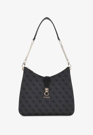 Černá kabelka Guess s monogramovým vzorem, zlatým řetízkem a koženým ramenním popruhem, a předním kovovým logem s klipem.