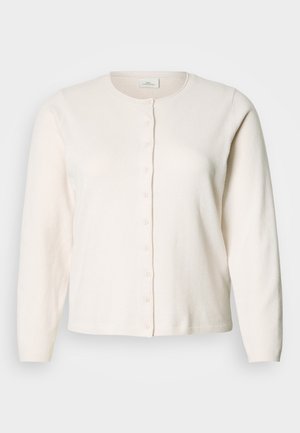 Cardigan beige clair, tissu tricoté, encolure ronde, manches longues, fermeture à boutons sur le devant avec six boutons assortis, texture lisse.