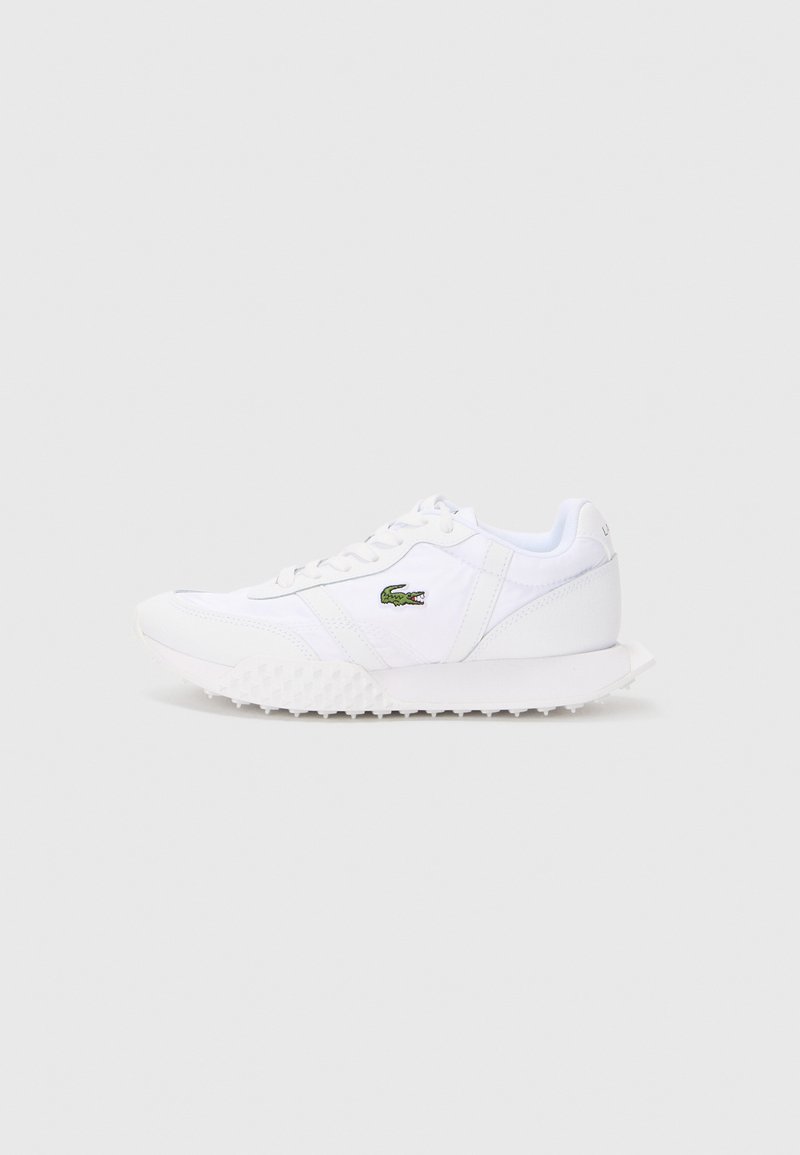 Valge madala ülemise osaga sneaker, millel on nööridega disain, tekstuuriga tallad ja roheline Lacoste krokodilli logo küljel.