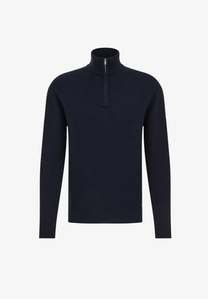 Tmavomodrý sveter s vysokým golierom a štvrťzipsom, s textúrovaným pleteným vzorom a žebrovanými manžetami a lemom. Minimalistický štýl bez vzorov.