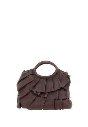 Borsa a mano in pelle marrone scuro con design a balze sovrapposte e manici rotondi su sfondo bianco.