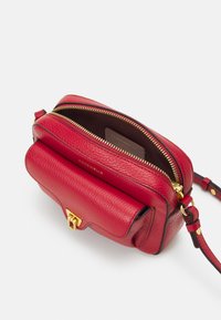 Coccinelle BEAT SOFT - Borsa a tracolla - ruby