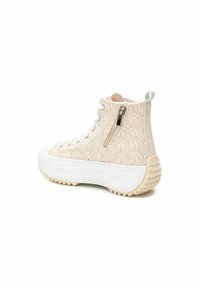 Zapatillas altas beige con tejido texturizado, suela blanca, cierre con cremallera y detalles estampados. Presentan un interior suave y una suela duradera.