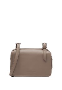 Beżowa skórzana torba na ramię o prostokątnym kształcie, z metalowymi elementami w kolorze srebrnym i przeszyciem. Posiada zamek błyskawiczny oraz regulowany pasek.