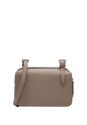 Beżowa skórzana torba na ramię o prostokątnym kształcie, z metalowymi elementami w kolorze srebrnym i przeszyciem. Posiada zamek błyskawiczny oraz regulowany pasek.