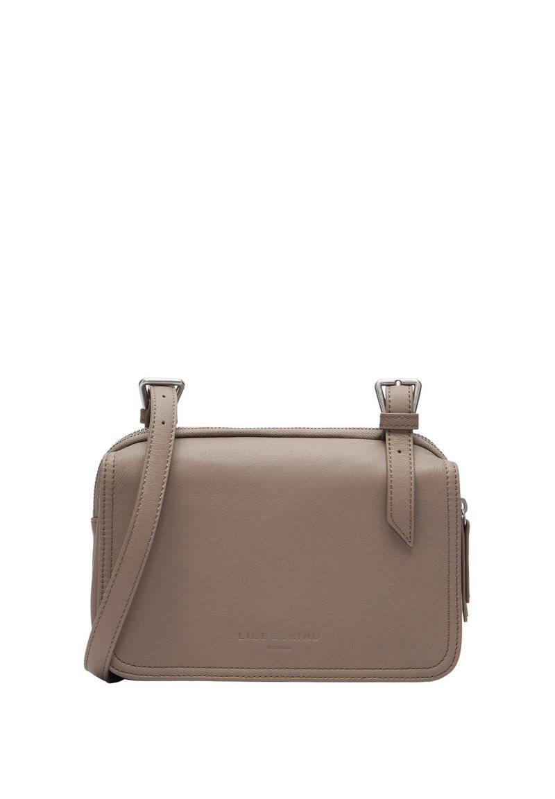 Beżowa skórzana torba na ramię o prostokątnym kształcie, z metalowymi elementami w kolorze srebrnym i przeszyciem. Posiada zamek błyskawiczny oraz regulowany pasek.