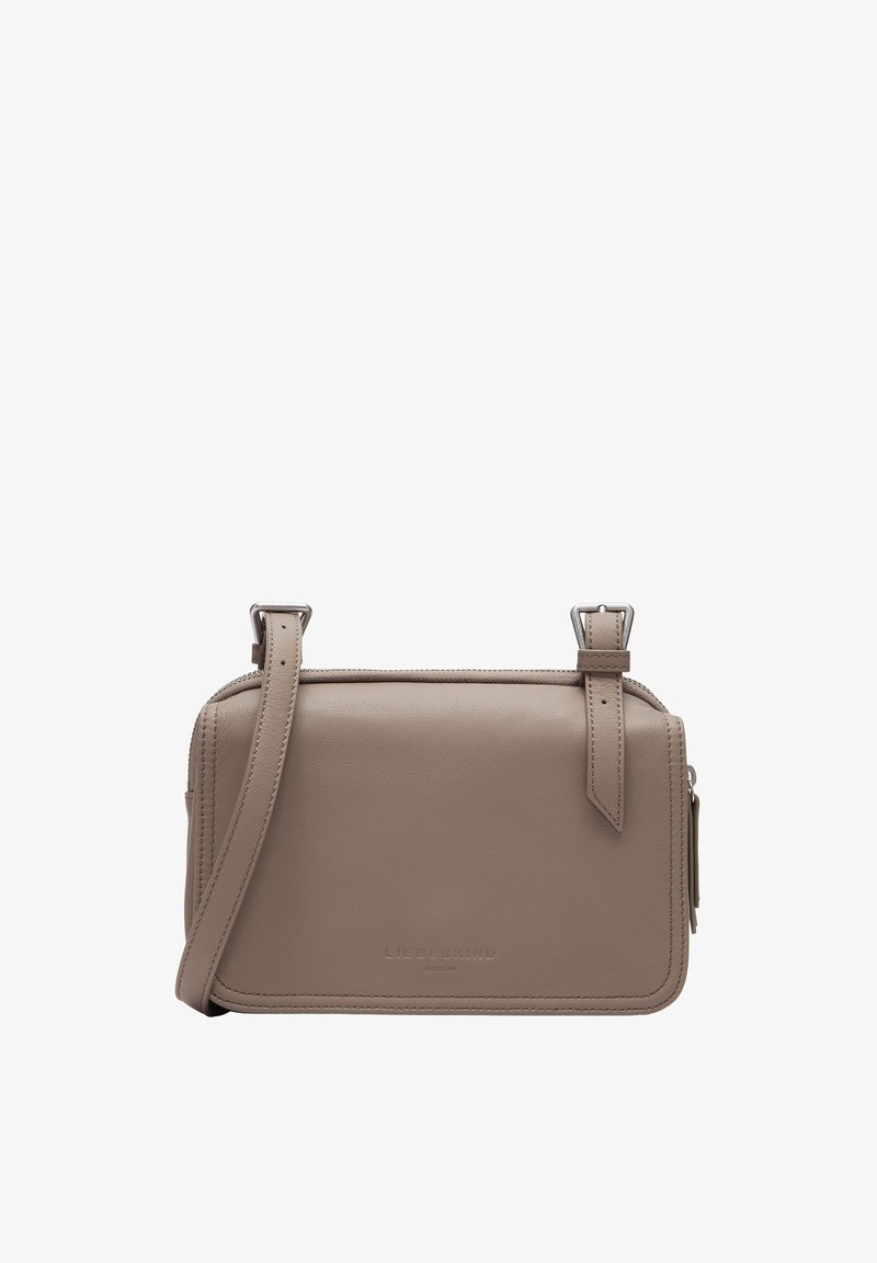 Beżowa skórzana torba na ramię o prostokątnym kształcie, z metalowymi elementami w kolorze srebrnym i przeszyciem. Posiada zamek błyskawiczny oraz regulowany pasek.