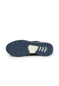 Marine sport schoen zool met een patronenrubber tekstuur, een witte tussenzool en een reeks tractiegroeven voor grip en stabiliteit.