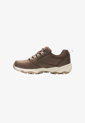 Scarpa da trekking bassa marrone con lacci beige, colletto imbottito, pannello laterale strutturato e suola spessa bianca e beige robusta.