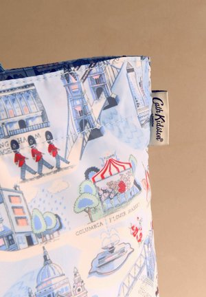 Torba na ramię w kolorze niebieskim i białym z motywem Londynu przedstawiającym budynki, strażników i targ kwiatowy, wykonana z trwałej tkaniny z przeszyciami.