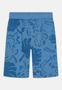 Blaue Shorts aus weichem Stoff, mit einem großen Blattmuster in dunkleren Blau- und Grüntönen. Elastischer Bund für zusätzlichen Komfort.