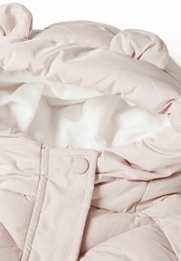 Gaiši rozā polsterēta jaka ar kapuci, kurai ir mazas auduma ausis un pogu aizdare, iekšpusē izklāta ar mīkstu baltu flīsu.