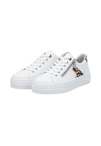 Baskets en cuir blanc avec un accent en imprimé léopard texturé au talon, dotées d'une fermeture éclair sur le côté et d'un laçage traditionnel.