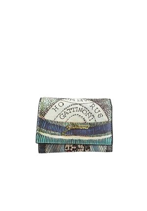 Mały portfel z wielokolorowym, abstrakcyjnym nadrukiem mapy, złotym podpisem logo na przedniej klapie oraz zaokrąglonymi liniami w odcieniach niebieskiego, zielonego i beżowego.