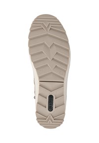 La suela de la zapatilla de color claro presenta una textura con un diseño de zigzag, marcada con "remonte". Talla marcada como 37 en el lado.