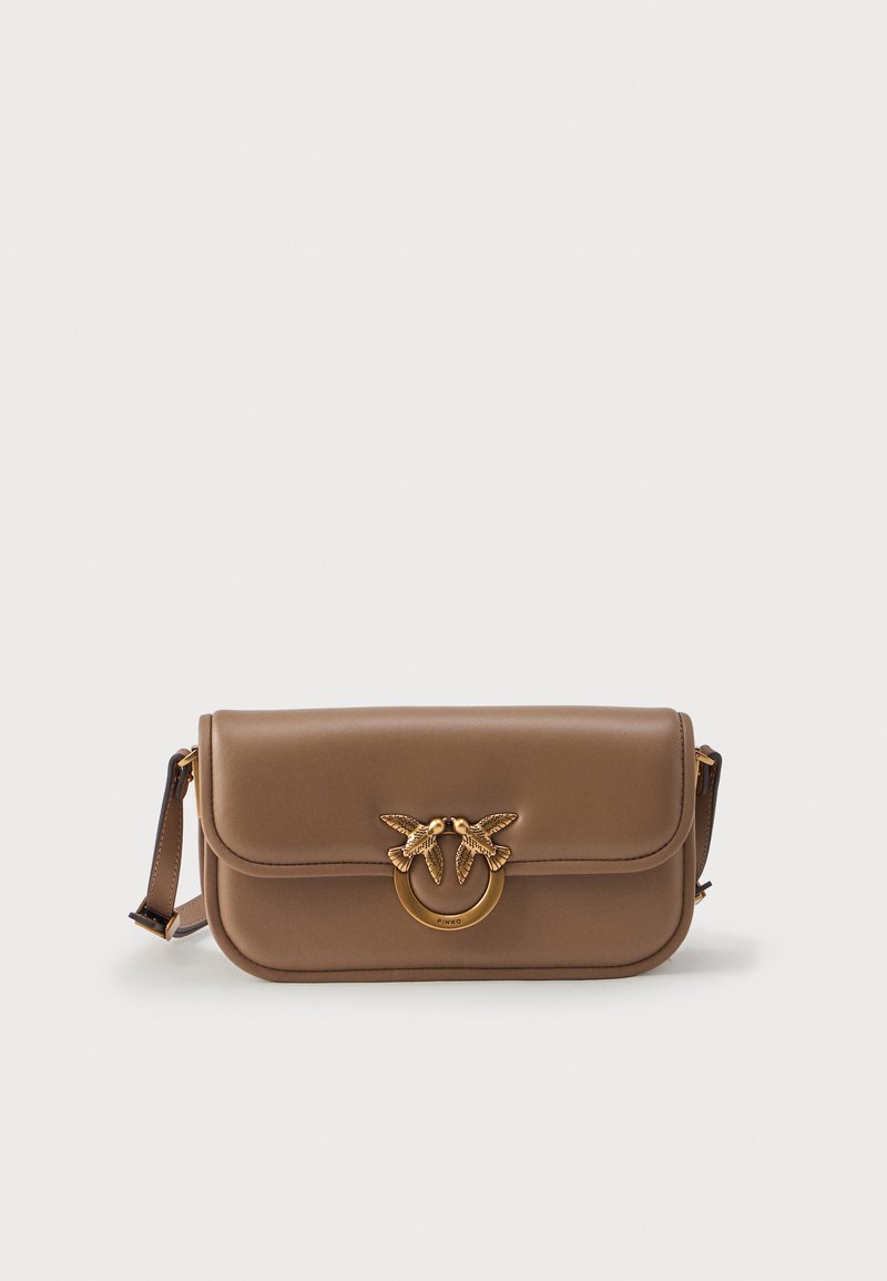 Bolso cruzado de cuero marrón con cierre de solapa, que presenta un motivo de ave en tono dorado y un detalle de hardware circular. Textura suave, correa ajustable.