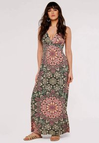 Maxikleid mit tiefem V-Ausschnitt, das ein florales Mandala-Muster in Grün, Pink und Creme zeigt. Der Stoff hat eine glatte Textur und dünne Träger.