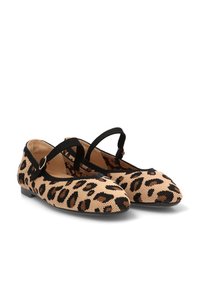 Bailarinas con estampado de leopardo con un diseño tejido en beige y negro, que cuentan con una correa negra con hebilla y una punta redondeada.