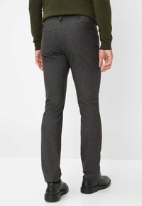 Grijze op maat gemaakte broek van gestructureerde stof, met een slim fit, achterzakken en een zwarte tailleband met logodetail.