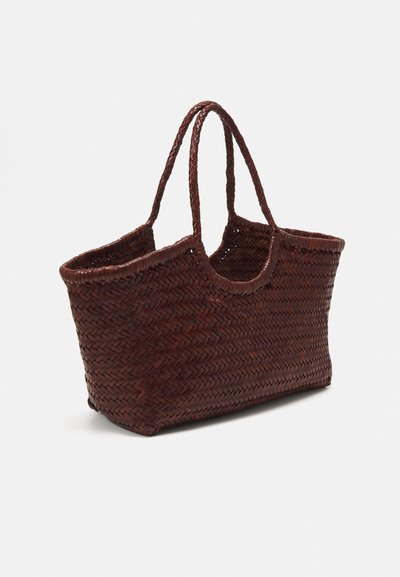 Borsa a tote rettangolare intrecciata in materiale tessuto marrone scuro. Presenta due manici resistenti e un design con apertura superiore per un facile accesso.
