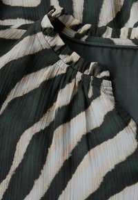 Street One MIT VOLANTS - Denní šaty - grün