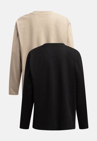 To lange ermer skjorter stablet: en beige og en svart. Begge har rund hals og myk, glatt tekstur.