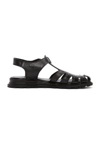 Sandal in pelle nera con un design aperto, caratterizzato da numerosi intagli e dettagli in borchie. Cinturino alla caviglia strutturato e suola piatta in gomma.