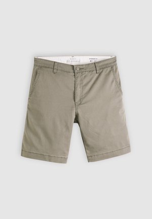 Beige chinoshorts til mænd med bæltestropper, forreste knap, lynlås og sidelommer, mærket "Levi's XX Chino" på inderlinningen i linningen.