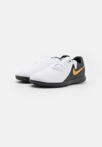 Nike Performance PHANTOM GX 2 ACADEMY IC - Botines de fútbol sala - white/black/metallic gold coin